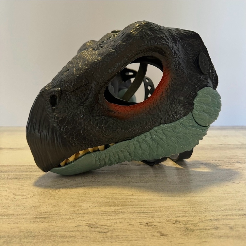 Jurassic World Dominion Therizinosaurus Dinosaur Mask Chomp Action